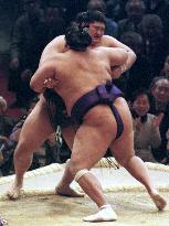 (2)Musashimaru gets win in Kyushu sumo tournament